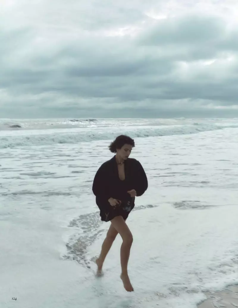 Georgia Fowler adota estilos de praia descontraídos para a Vogue México
