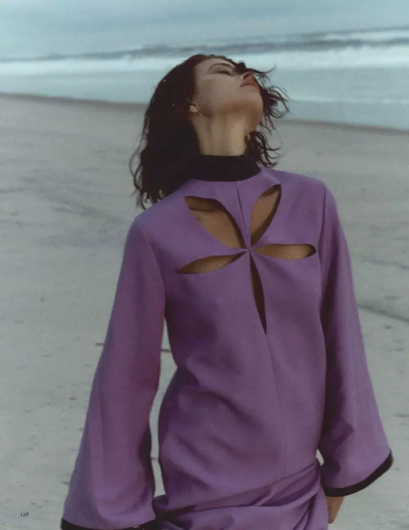 Georgia Fowler adota estilos de praia descontraídos para a Vogue México