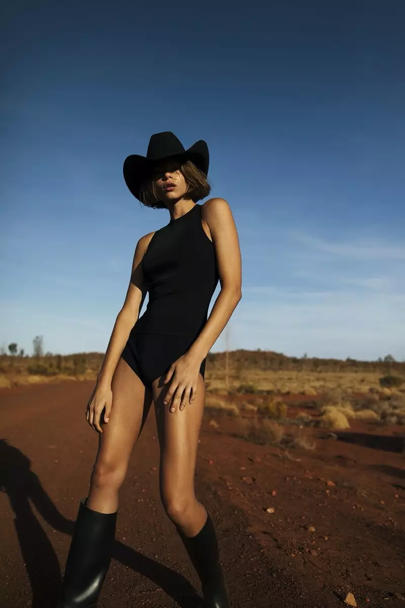 Model Georgia Fowler berpose dalam bodysuit untuk kampanye SIR the Label musim gugur-musim dingin 2020