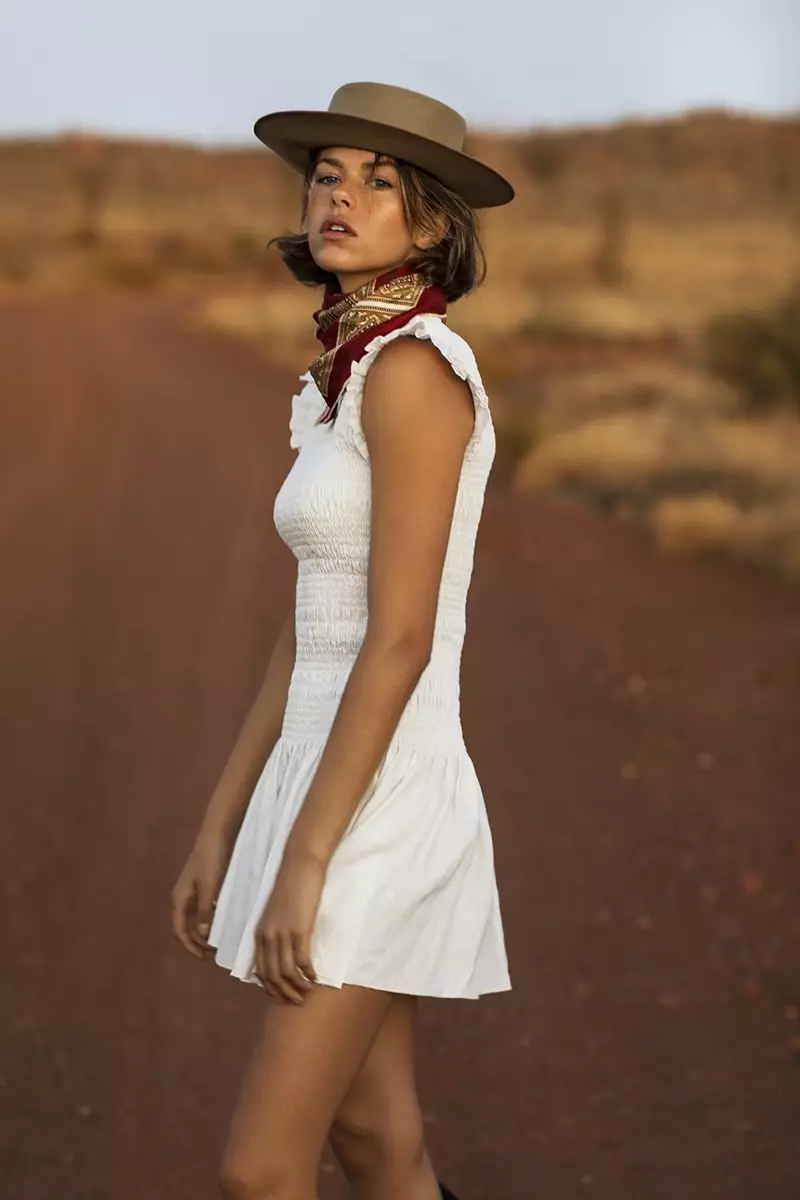 Nag-pose si Georgia Fowler sa Uluru, Australia, para sa SIR the Label na taglagas-taglamig na kampanya 2020