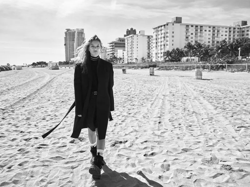 Kate Moss geht in Dior-Designs für i-D an den Strand