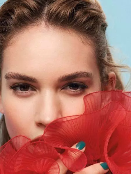 Lily James pozon në modë të hijshme për L'Officiel Netherlands