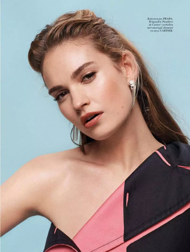 Bereit für ihre Nahaufnahme, posiert Lily James in einer Prada-Jacke und Cartier-Ohrringen