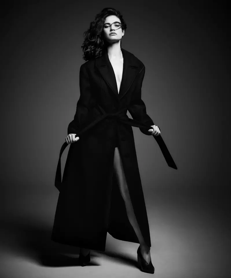 Prenant la pose, Lily James pose en manteau Ellery, slip Dior et escarpins Pierre Hardy