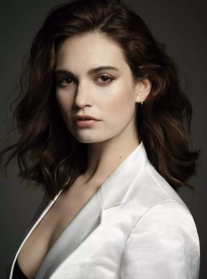 Lily James má na sebe bundu Victoria Beckham a náušnice De Beers