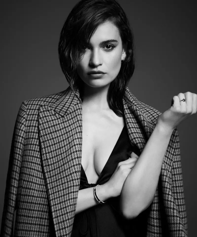 Lily James Poża fi Stili Eleganti għal DuJour Magazine