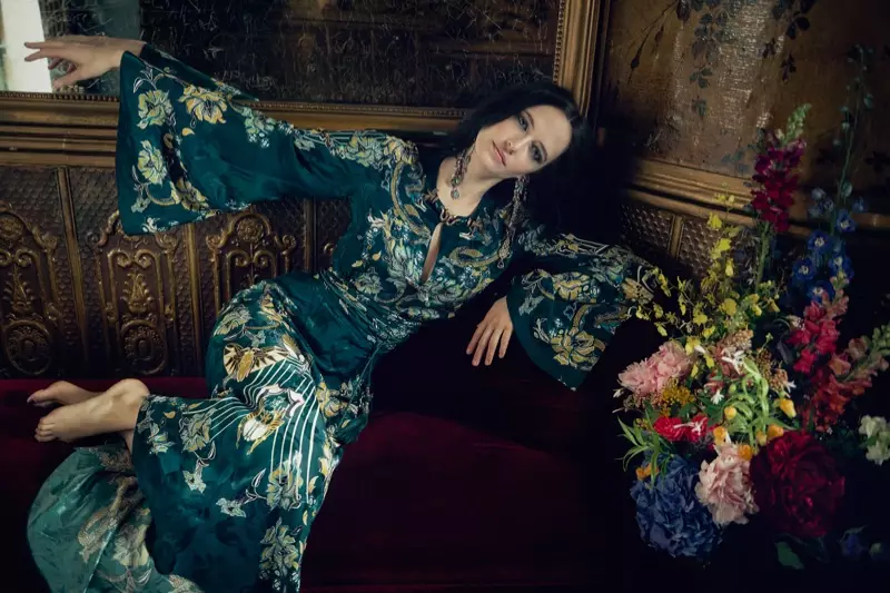 Eva Green pózuje ve vyšívaných šatech Roberto Cavalli s visacími náušnicemi Lanvin