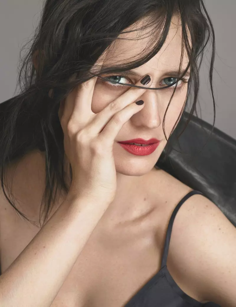 Eva Green poserer i Angela Friedman-kjole med Versace-jakke