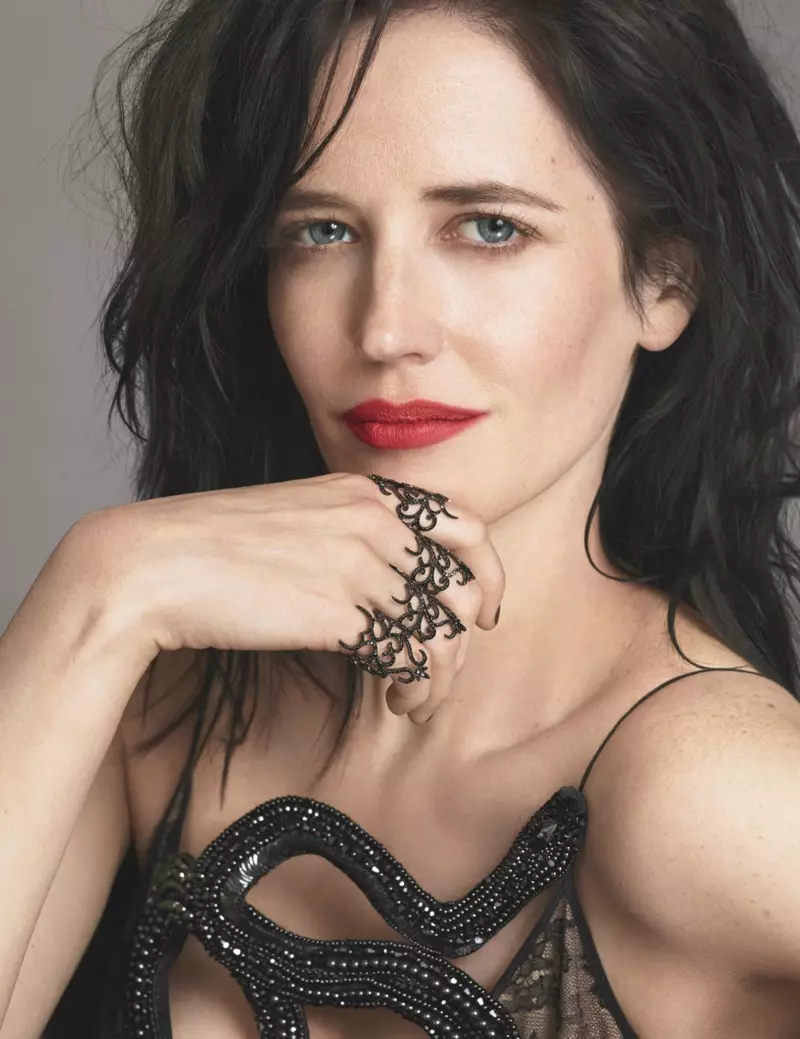 Eva Green amamupeza pafupi atavala chovala cha Gucci ndi mphete za Lynn Ban