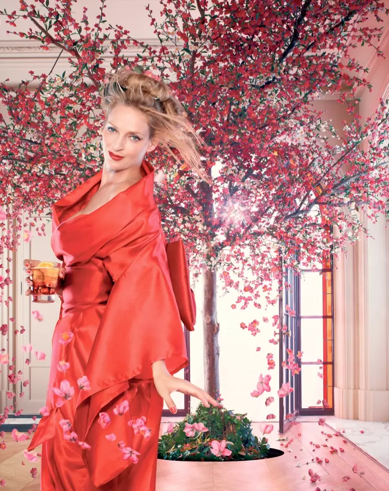 Uma Thurman na-eme njem na Globe maka kalenda 2014 nke Campari