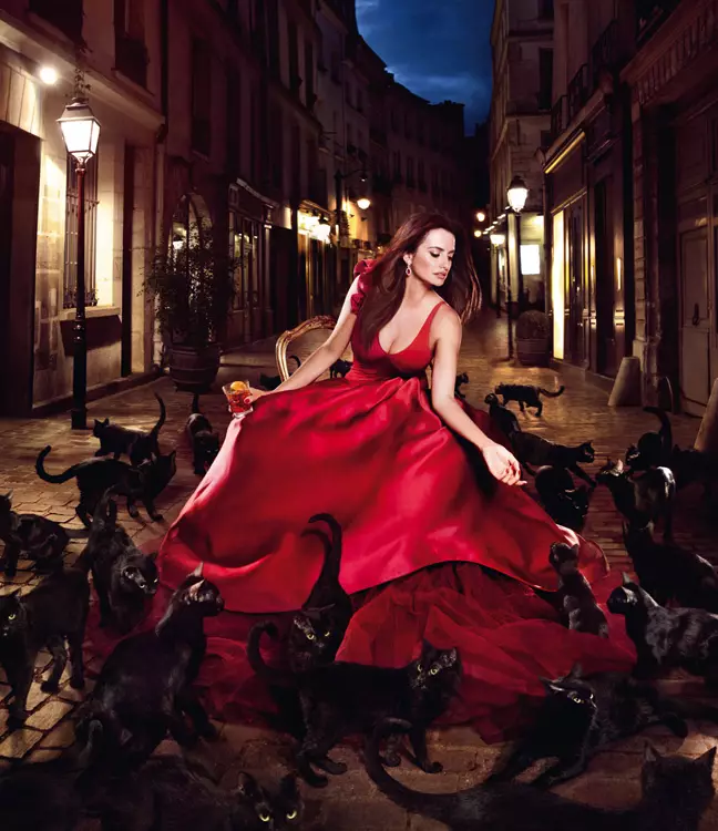 Penelope Cruz è Red Hot nel Calendario Campari 2013