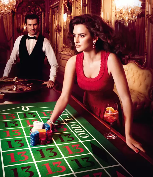 Penelope Cruz është Red Hot në kalendarin Campari 2013