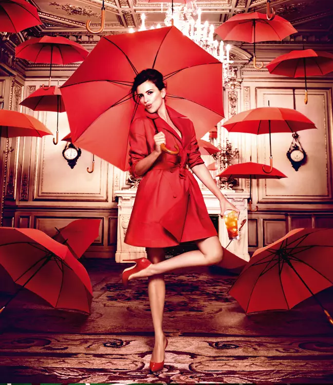 Penelope Cruz è Red Hot nel Calendario Campari 2013