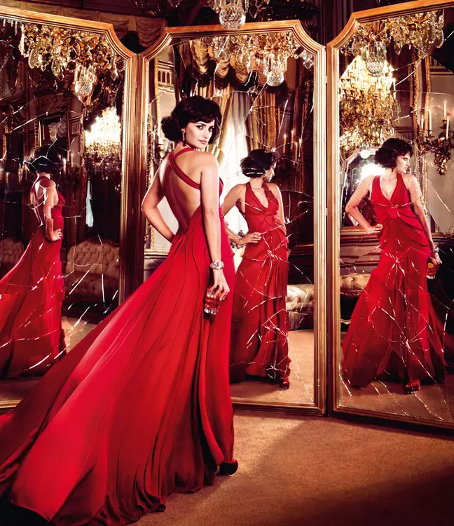 Penelope Cruz është Red Hot në kalendarin Campari 2013