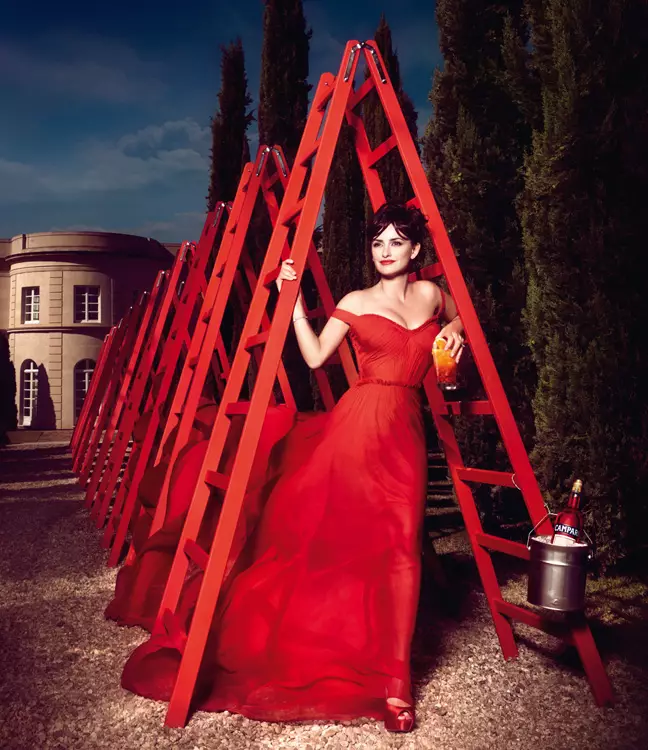 Penelope Cruz ndiye Red Hot mu2013 Campari Calendar