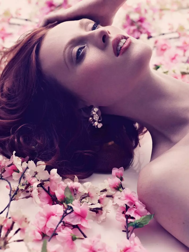 Karen Elson Akikumbatia Spring kwa Harper's Bazaar Uingereza Mei 2013 na Alexi Lubomirski