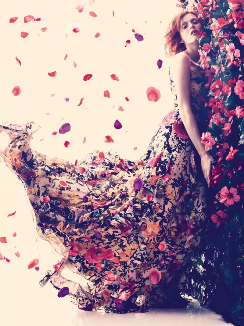 Karen Elson Embraces Spring for Harper's Bazaar UK Mei 2013 deur Alexi Lubomirski