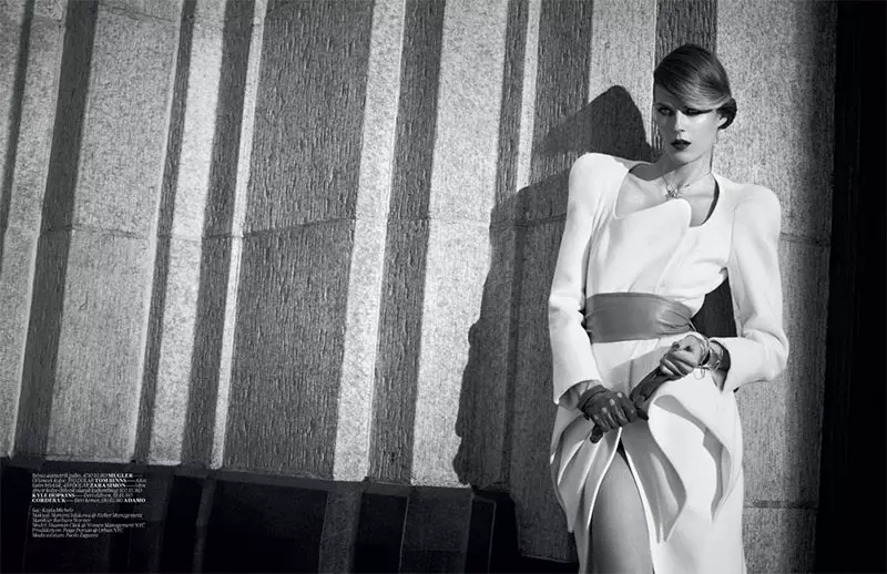 Shannan Click dia mampiseho hery amin'ny endrika ho an'ny Vogue Turkey's Oktobra