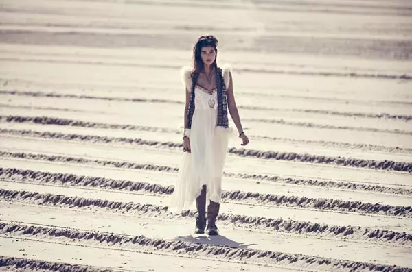 Sheila Marquez Dons Desert Style for Free People's 10월 룩북