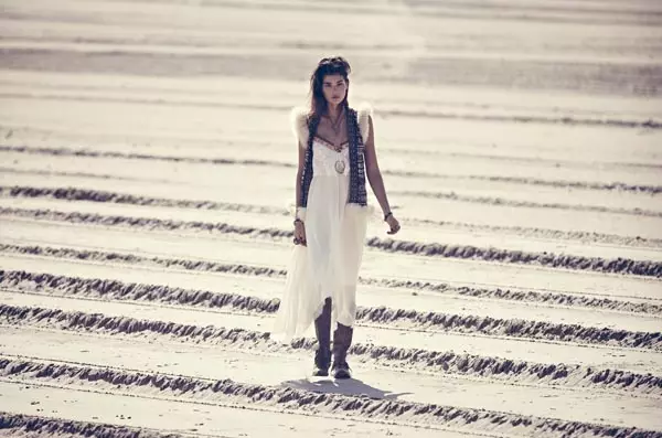 Sheila Marquez veste estilo deserto para o Lookbook de outubro do Free People