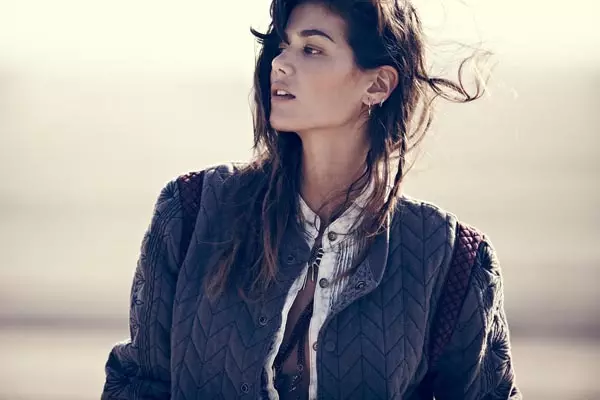 Sheila Marquez veste estilo deserto para o Lookbook de outubro do Free People