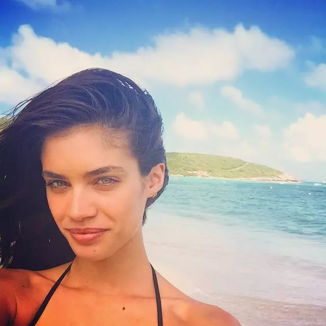 Sara Sampaio szelfit készít