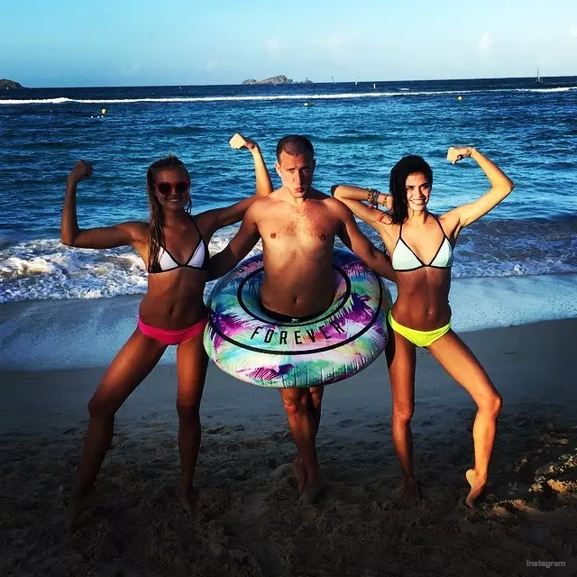 Sara Sampaio ndi Rachel Hilbert akuwonetsa minofu yawo