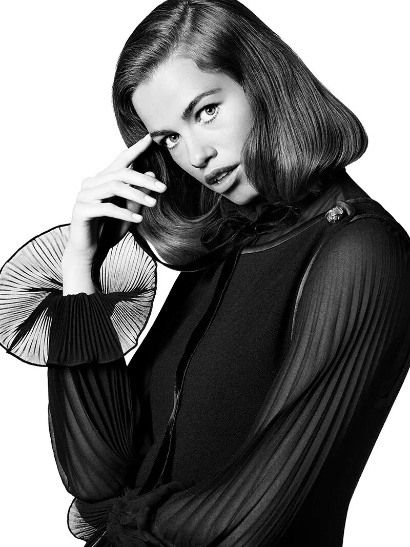 Posant en noir et blanc, Hailey Clauson incarne la campagne automne-hiver 2019 de Luisa Spagnoli