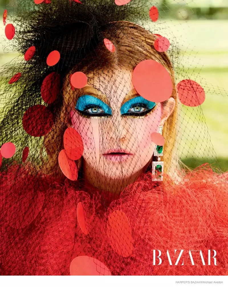 Gigi Hadid draacht couture-styl yn Carine Roitfeld Shoot foar Harper's Bazaar