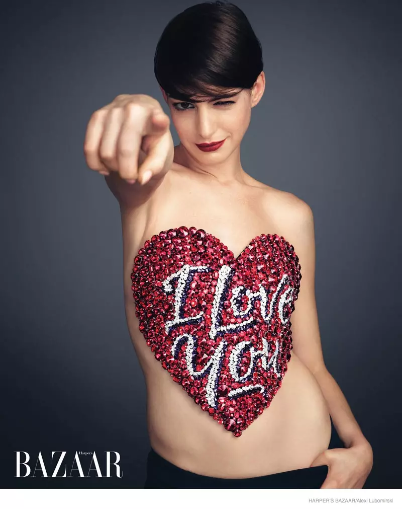 Anne Hathaway posearret foar Harper's Bazaar, sprekt "Interstellar" rol