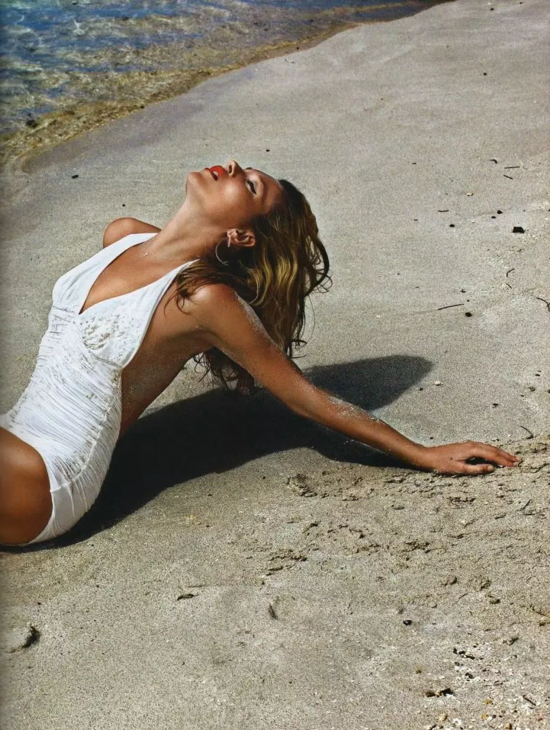 Kate Moss nke Mario Sorrenti dere maka Vogue Paris June/July 2010