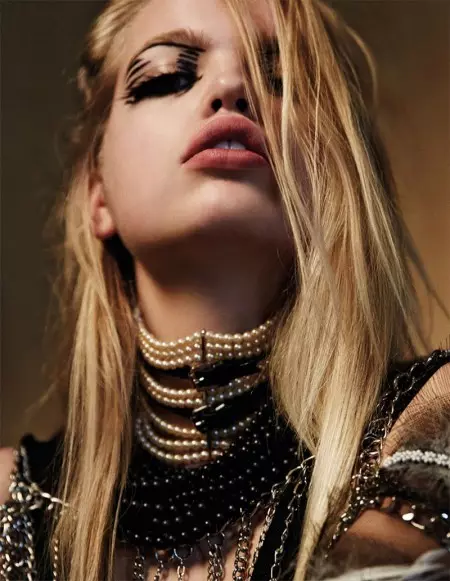 Daphne Groeneveld Menjadi Avant Garde untuk Majalah ZOO oleh David Roemer