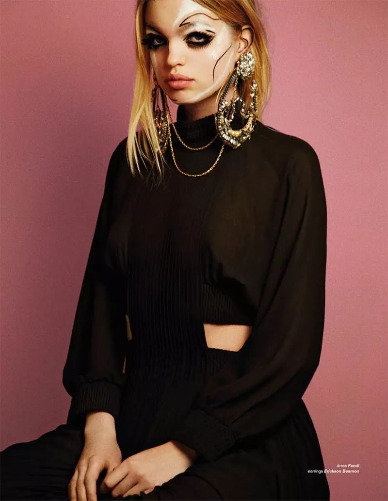 Daphne Groeneveld, posneta v studiu, modelira obleko Fendi z izrezi ob strani