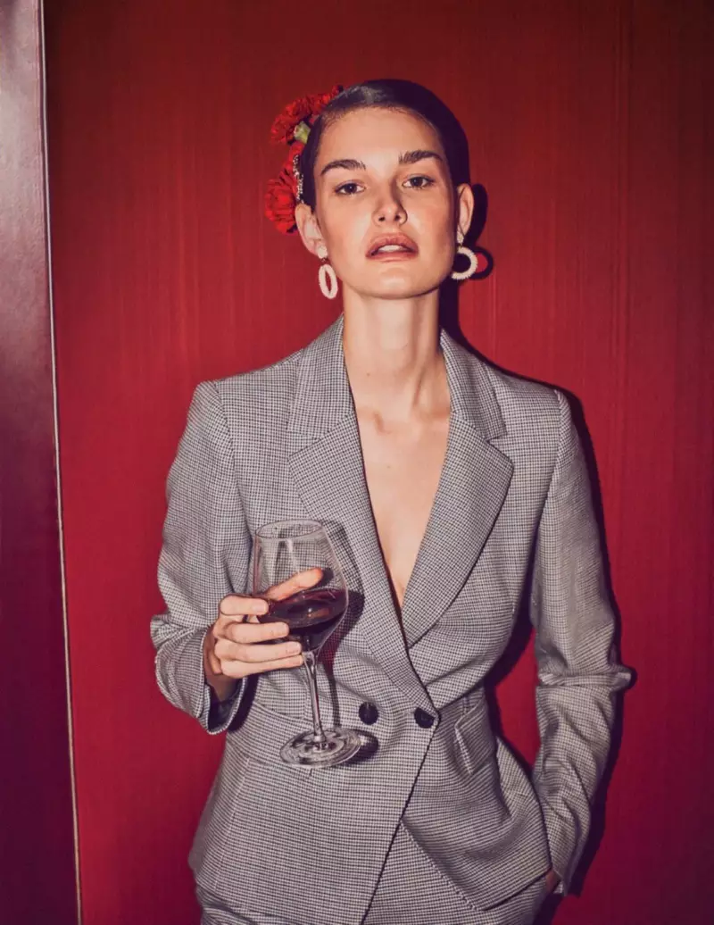 Ophelie Guillermand na Avea le Aoina Fou mo le Harper's Bazaar Sepania