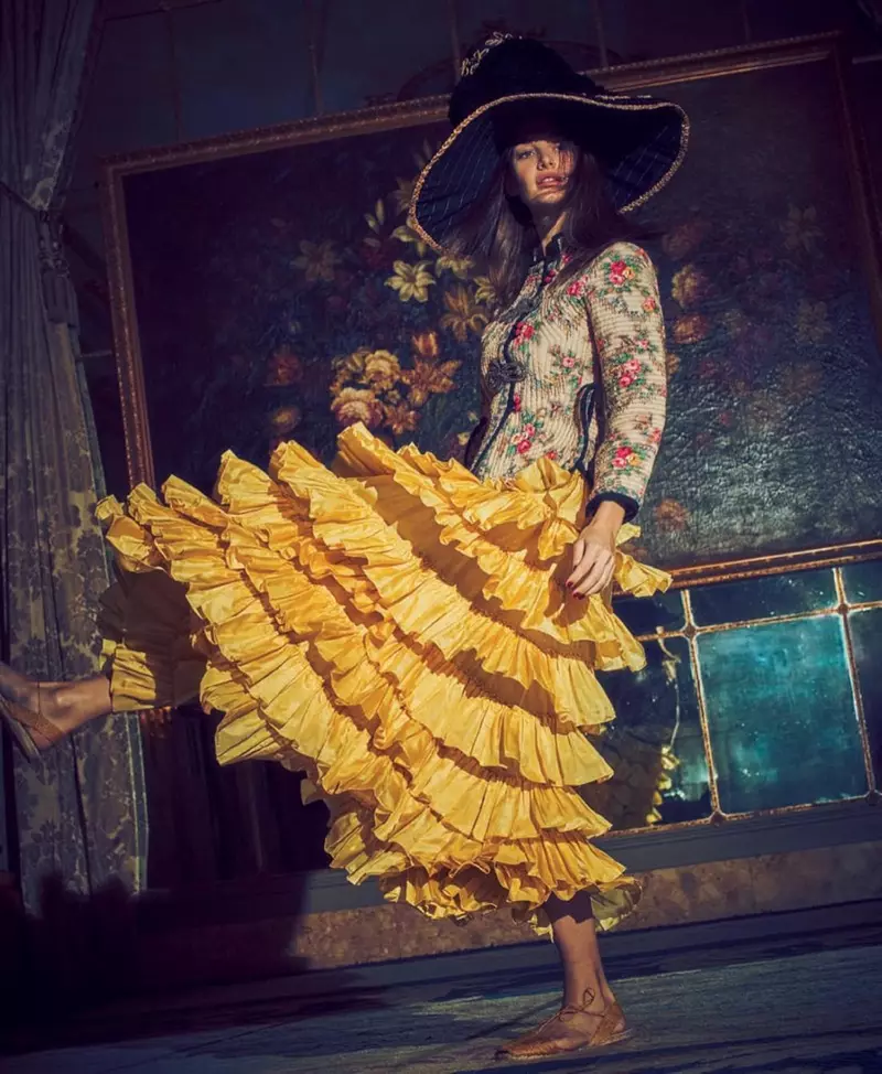 Ophelie Guillermand dia maka ireo fanangonana vaovao ho an'ny Harper's Bazaar Espaina