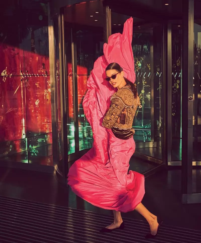 Ophelie Guillermand Harper's Bazaar Spain uchun yangi to'plamlarni o'z zimmasiga oldi