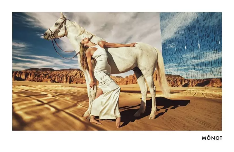 Candice Swanepoel berpose dengan seekor kuda dalam kampanye Mônot fall-winter 2020.