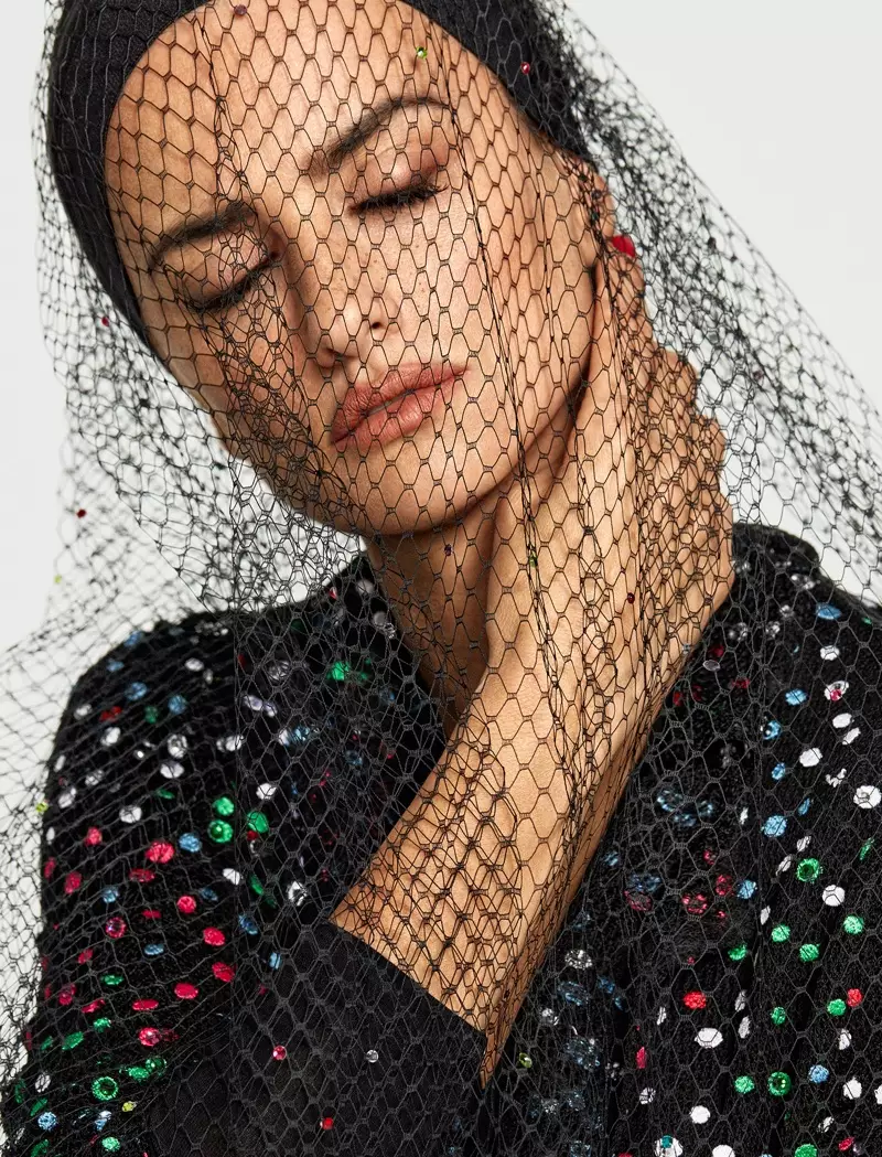 Actress Penelope Cruz ci hauv Giorgio Armani saib