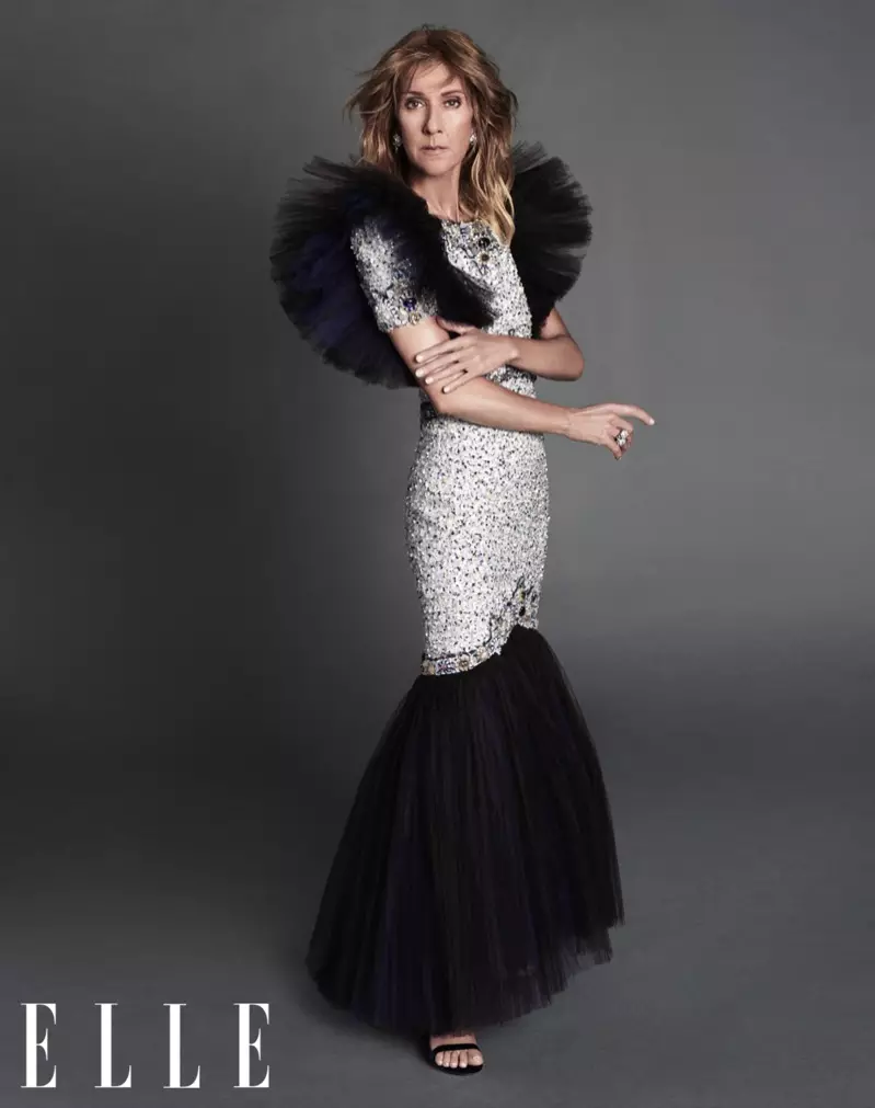 Celine Dion Chanel Haute Couture jantziarekin distira dabil, Chanel eraztunarekin eta René Caovilla sandaliekin