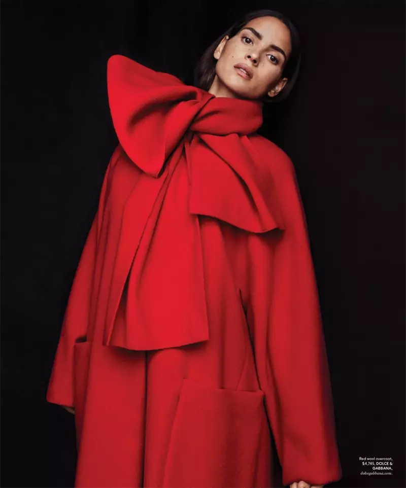 השחקנית אדריה ארג'ונה מצטלמת במעיל של דולצ'ה וגבאנה