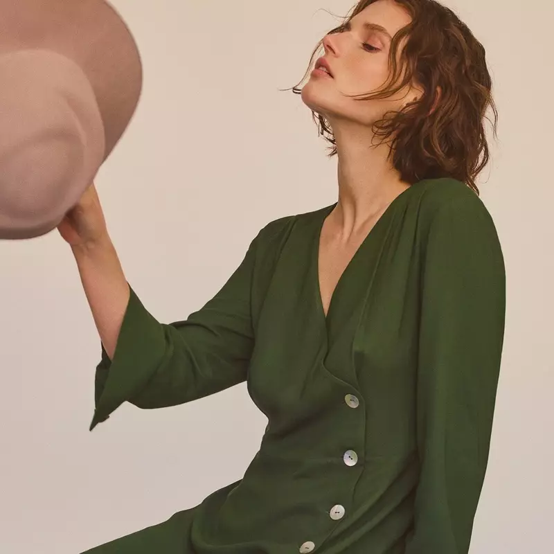 Ο Giedre Dukauskaite μπροστά από το editorial του Massimo Dutti La Force D’un Look