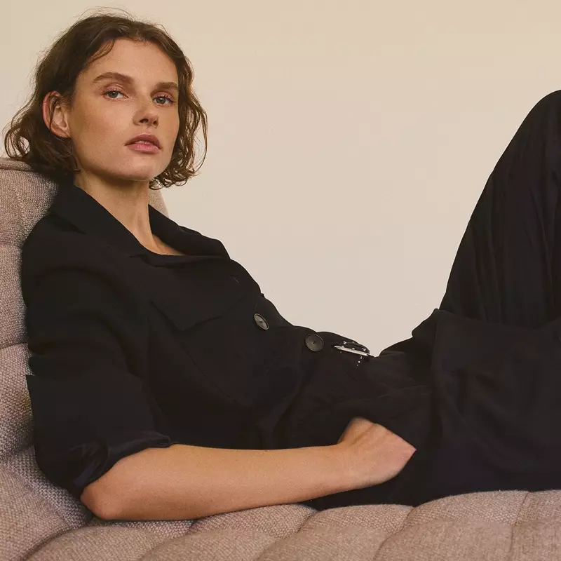 Odjevena u crno, Giedre Dukauskaite pozira za Massimo Dutti lookbook