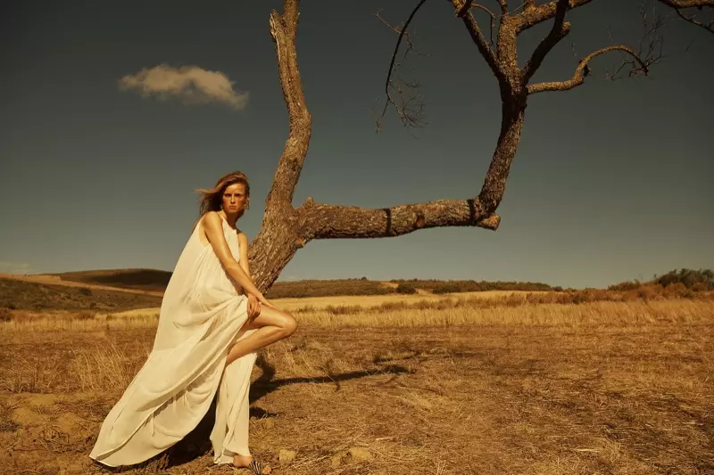 Model Rianne van Rompaey poserer udendørs til Massimo Dutti forår-sommer 2019-kampagne