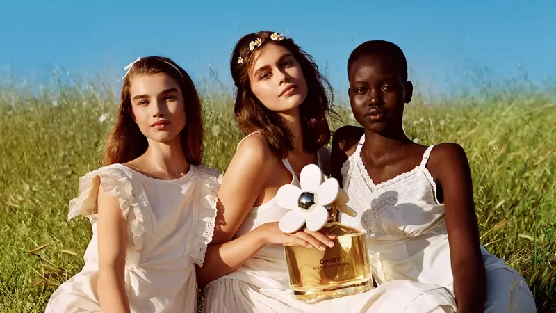 Megan Roche, Kaia Gerber dhe Adut Akech luajnë në fushatën e parfumeve Marc Jacobs Daisy