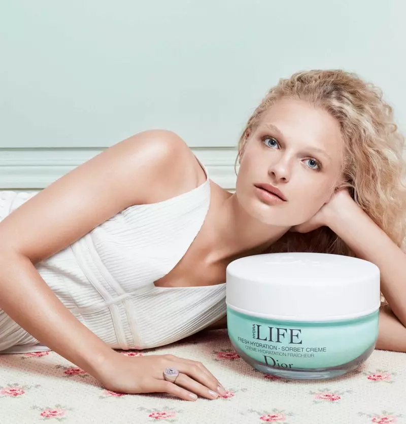 O Frederikke Sofie o lo'o tula'i mo le fa'aupuga a Dior Hydra Life