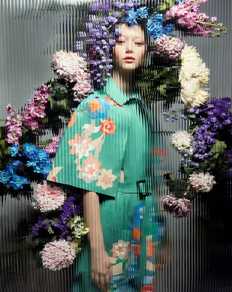 Sara Grace Wallerstedt Charms în modă florală pentru Vogue China