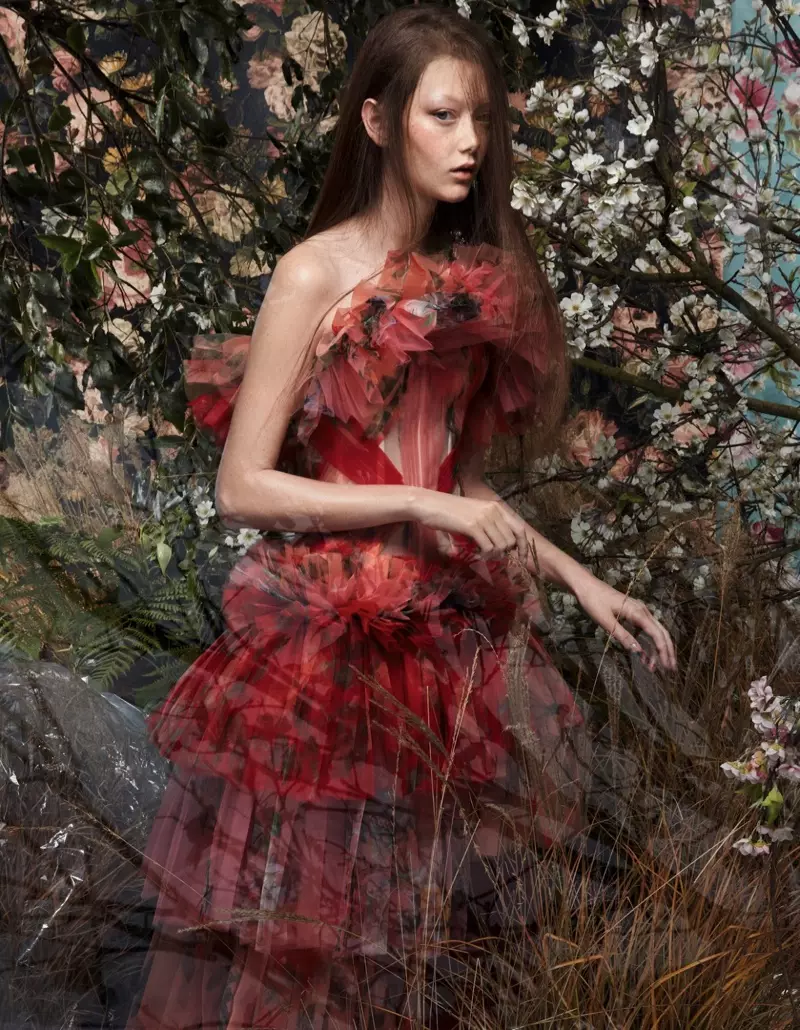 Sara Grace Wallerstedt charmer i blomstermode til Vogue Kina