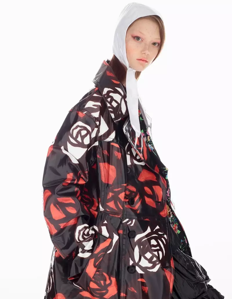 Sara Grace Wallerstedt Charms dina Floral Fashions pikeun Vogue Cina