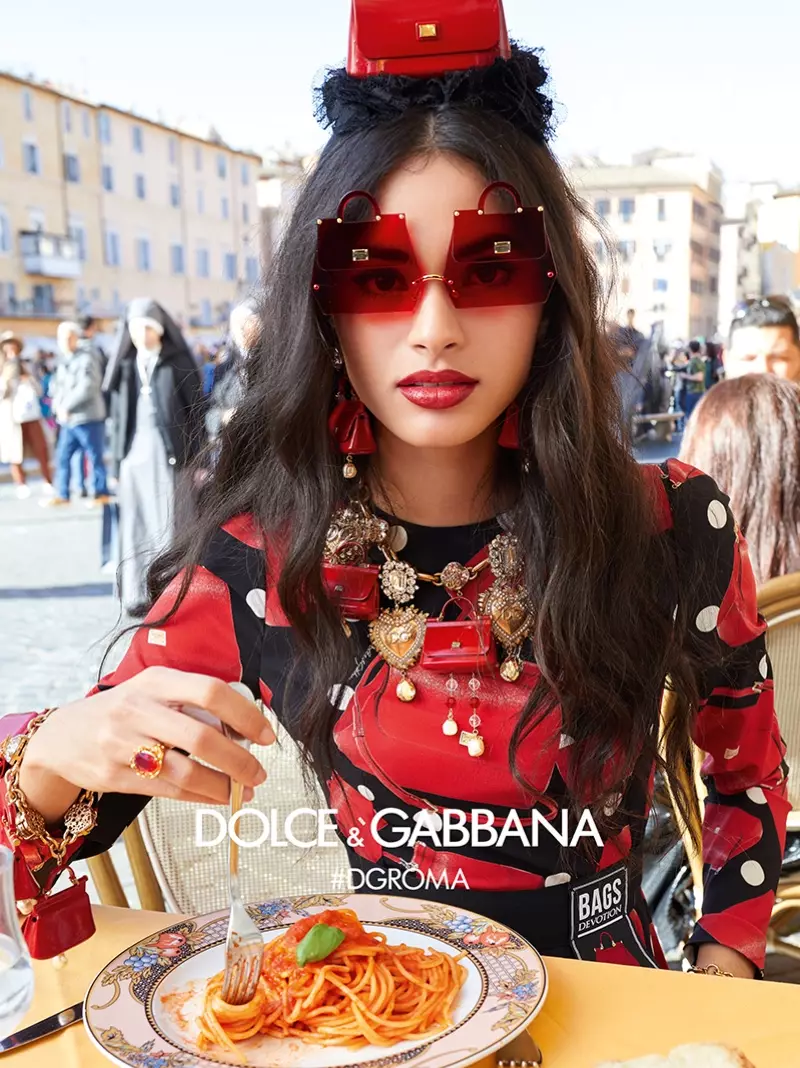 Айра Феррейра 2018-жылдын күз-кышында Dolce & Gabbana көз айнектеринин алдында турат