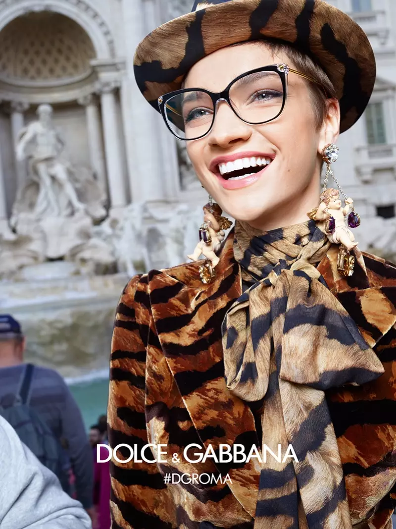 Sija Titko glimlag almal in Dolce & Gabbana Eyewear herfs-winter 2018-veldtog